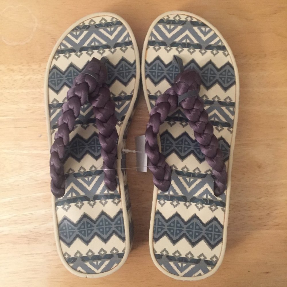 Muk Luks  Platform Thong Sandals Size 10 Gray/Blue/Cream Geometric Motif